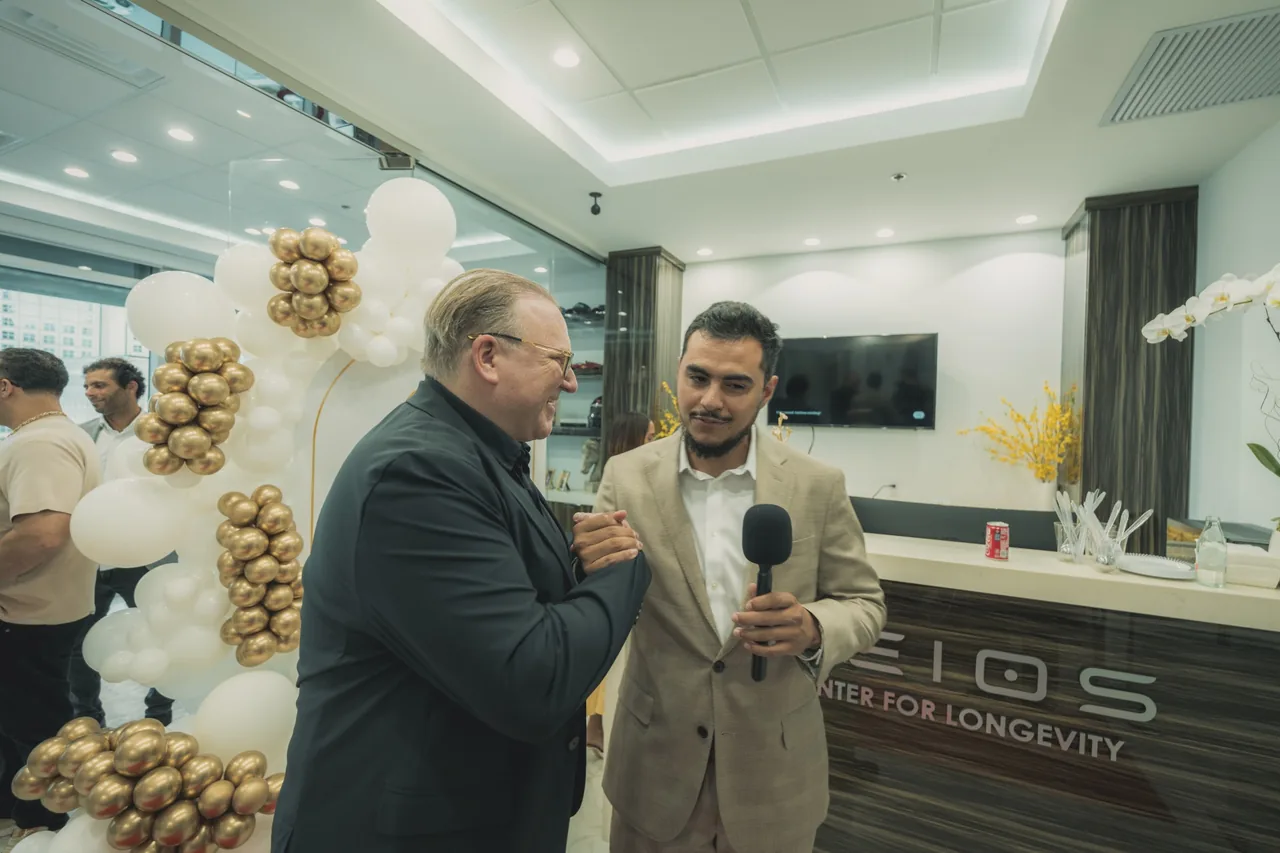 An interview at the Neios desk